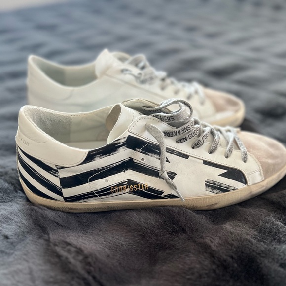 Like New Golden Goose
Men's Super-Star Flag Print Low Top Sneakers - Picture 9 of 10